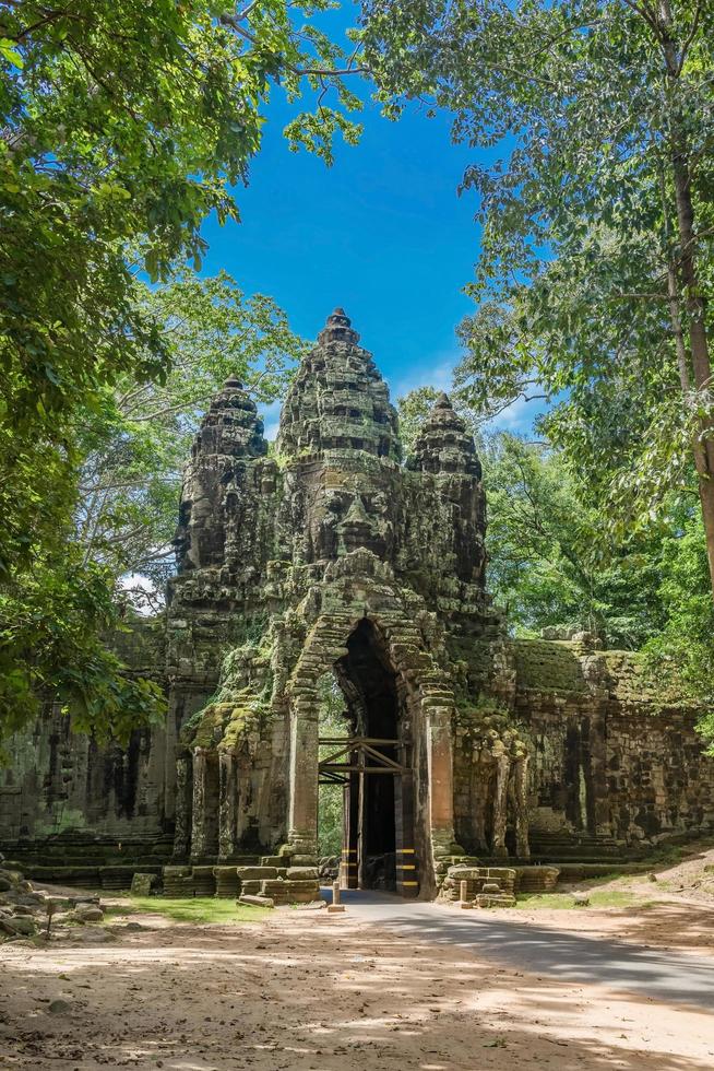 portão norte do complexo de angkor thom perto de siem reap, camboja foto