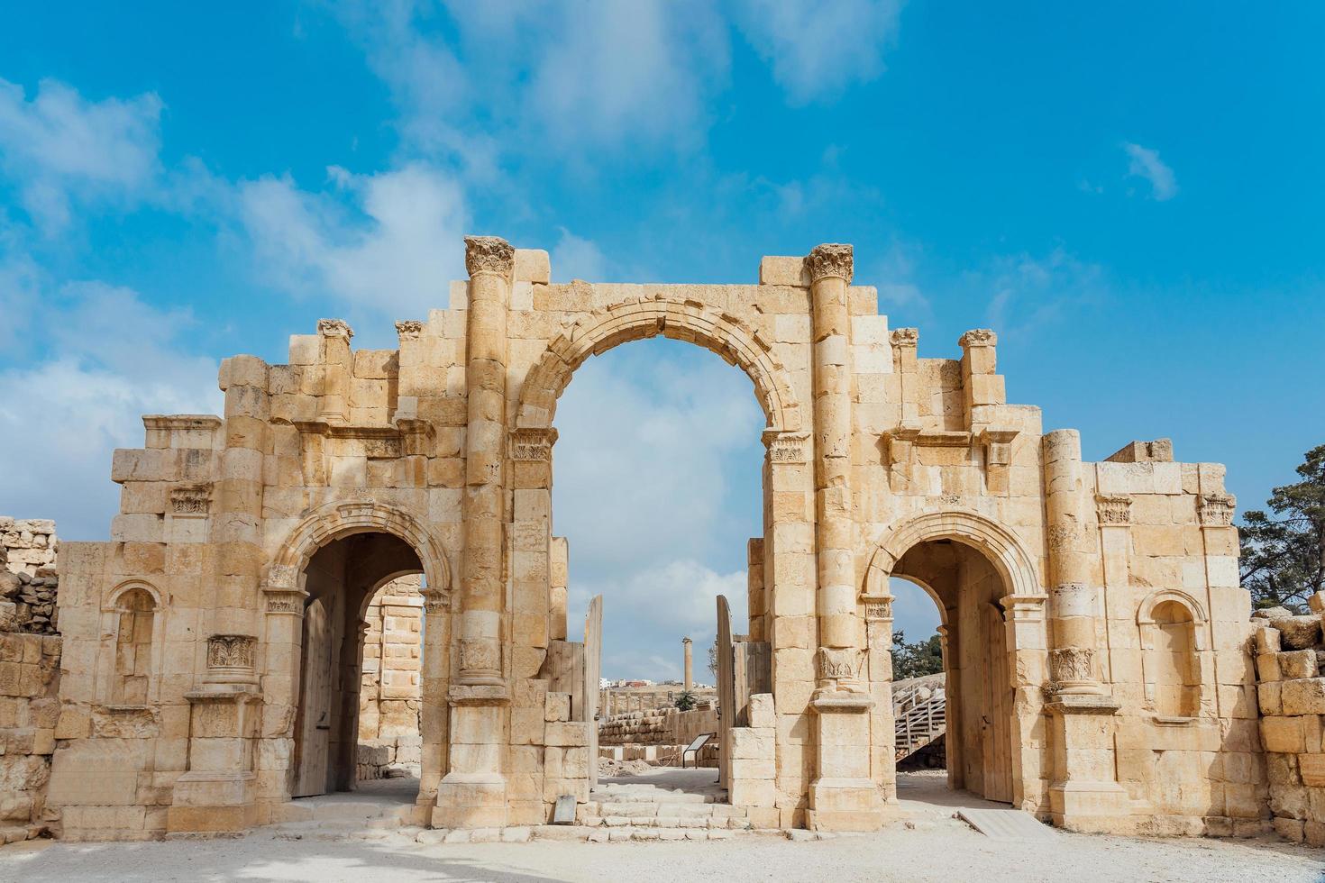 portão sul da antiga cidade romana de gerasa, na Jordânia foto