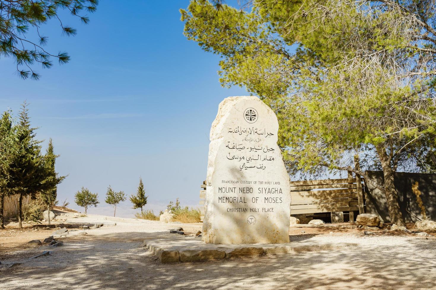 pedra na entrada do monte nebo, memorial siyagha de moses, jordânia foto