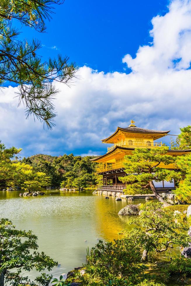 templo Kinkakuji ou o pavilhão dourado em Kyoto, Japão foto