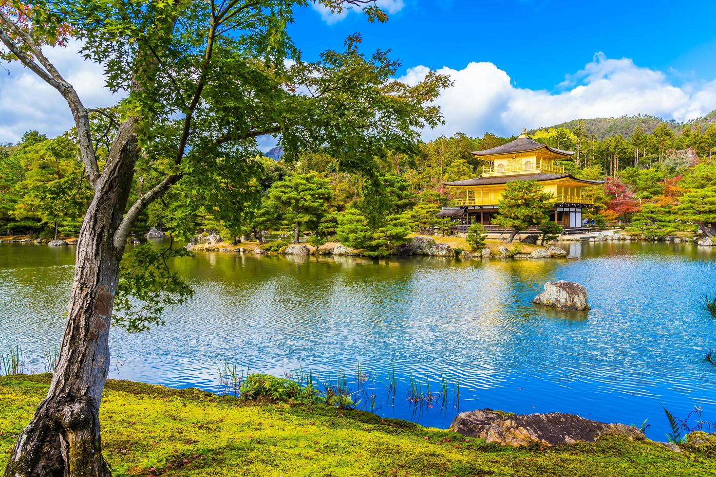 templo Kinkakuji ou o pavilhão dourado em Kyoto, Japão foto