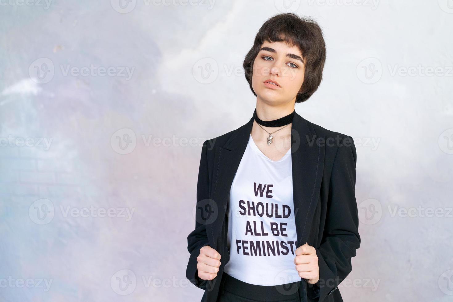 lindo jovem mulher com curto corte de cabelo em fundo muro. posando dentro branco foto