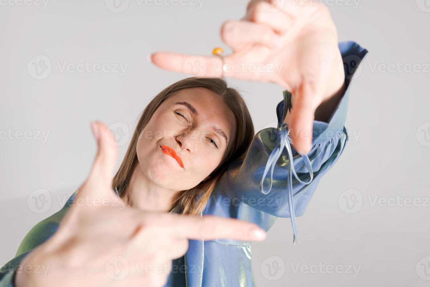 fechar acima retrato feliz sorridente mulher com radiante sorrir enquadramento com polegares acima foto