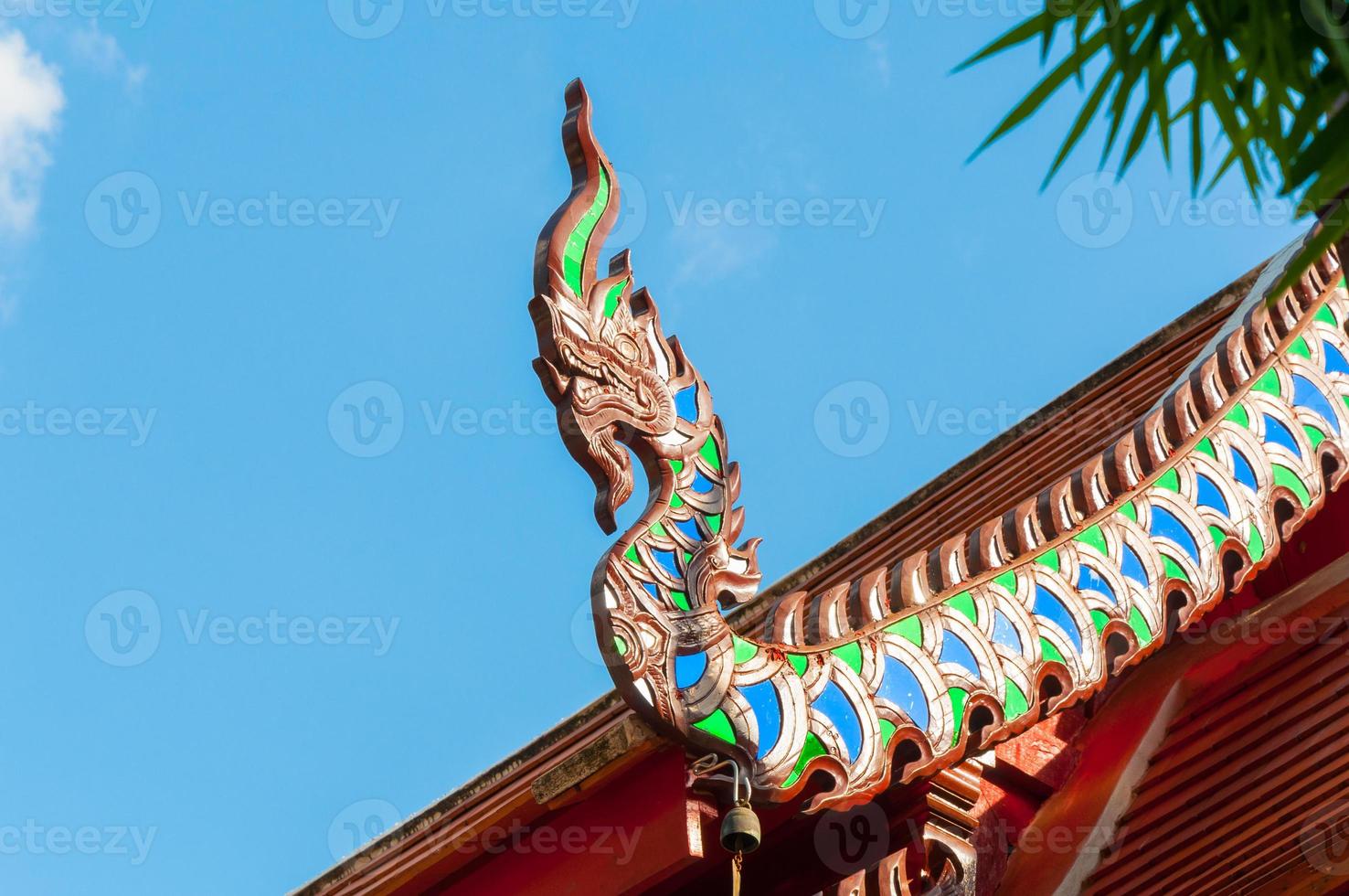 tradicional tailandês estilo naga arte em a cobertura dentro têmpora, norte do Tailândia foto