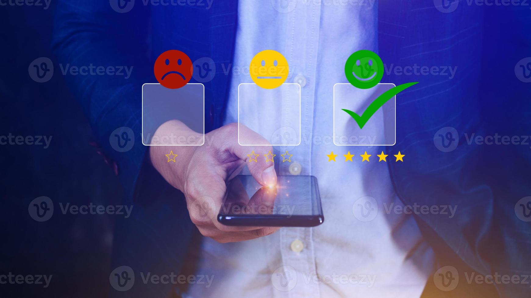 cliente serviço avaliação conceito comentários Avaliação e positivo cliente Reveja experiência, usando uma Smartphone e pressionando face emoticon sorrir dentro satisfação em virtual toque tela foto