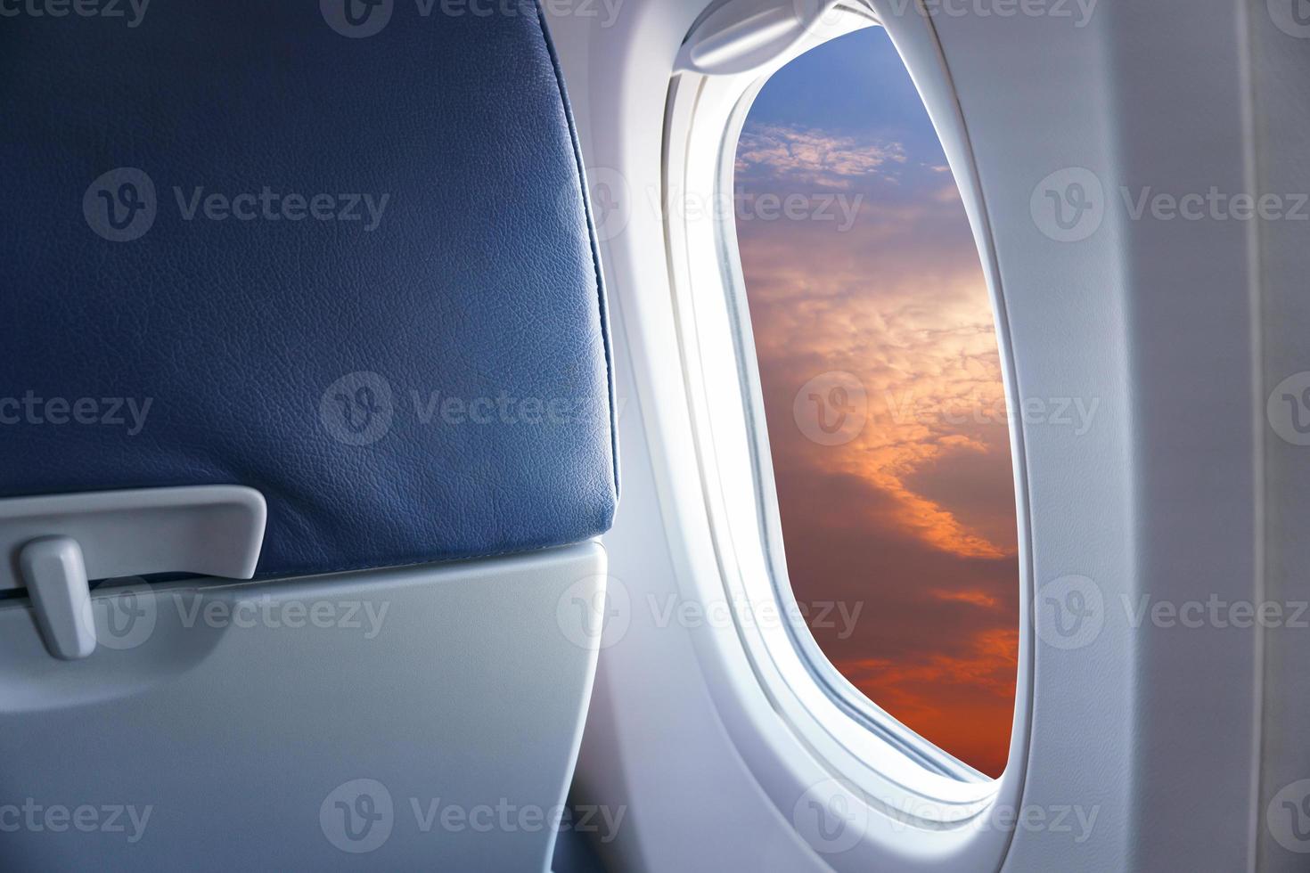 Visão a partir de avião janela, vista pôr do sol ou azul céu e nuvens a partir de janela do avião foto