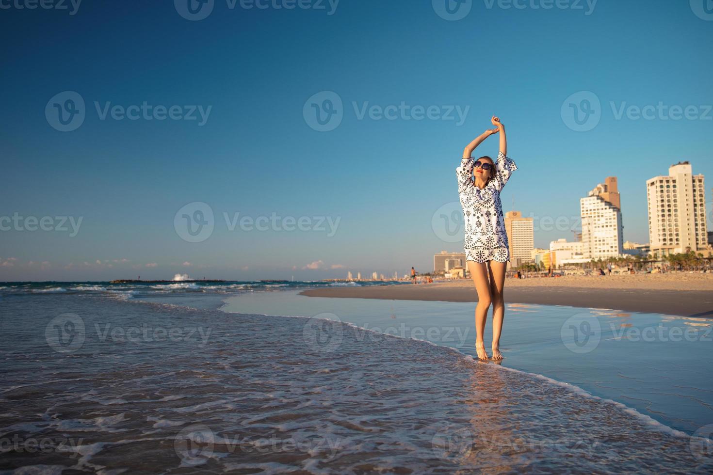 sedutor mulher posando em a de praia foto