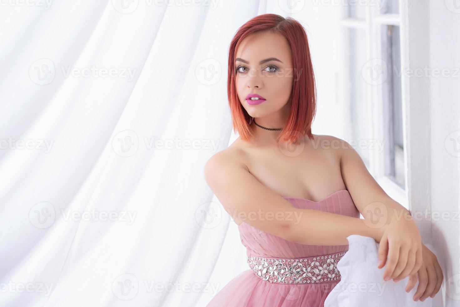 retrato do uma fofa jovem ruiva mulher foto