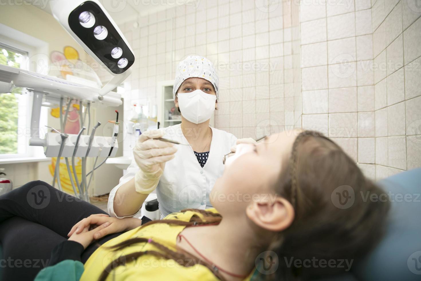 a médico guloseimas a pacientes criança dentes.criança dentro a dentista escritório foto