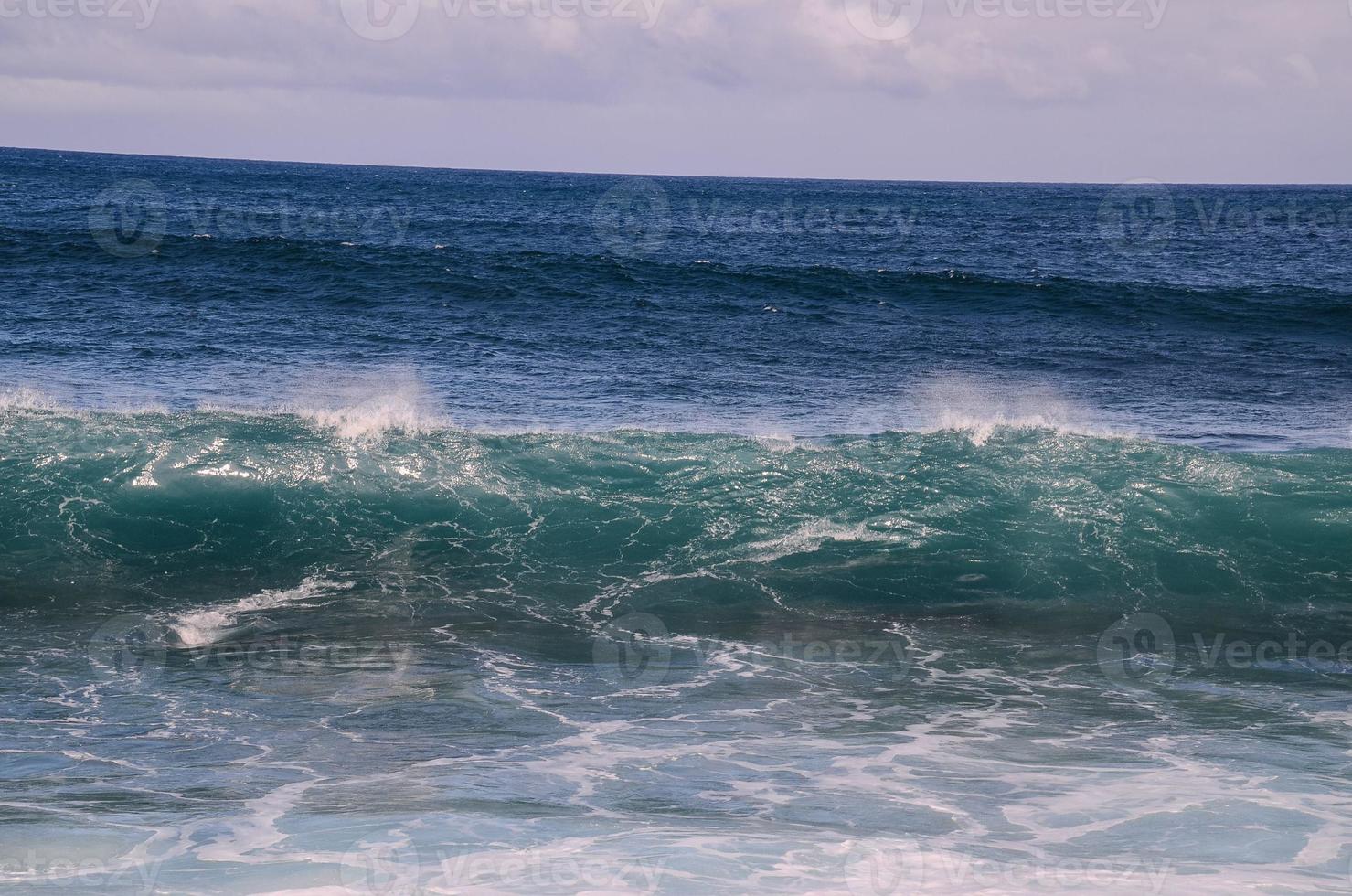 ondas dentro a oceano foto