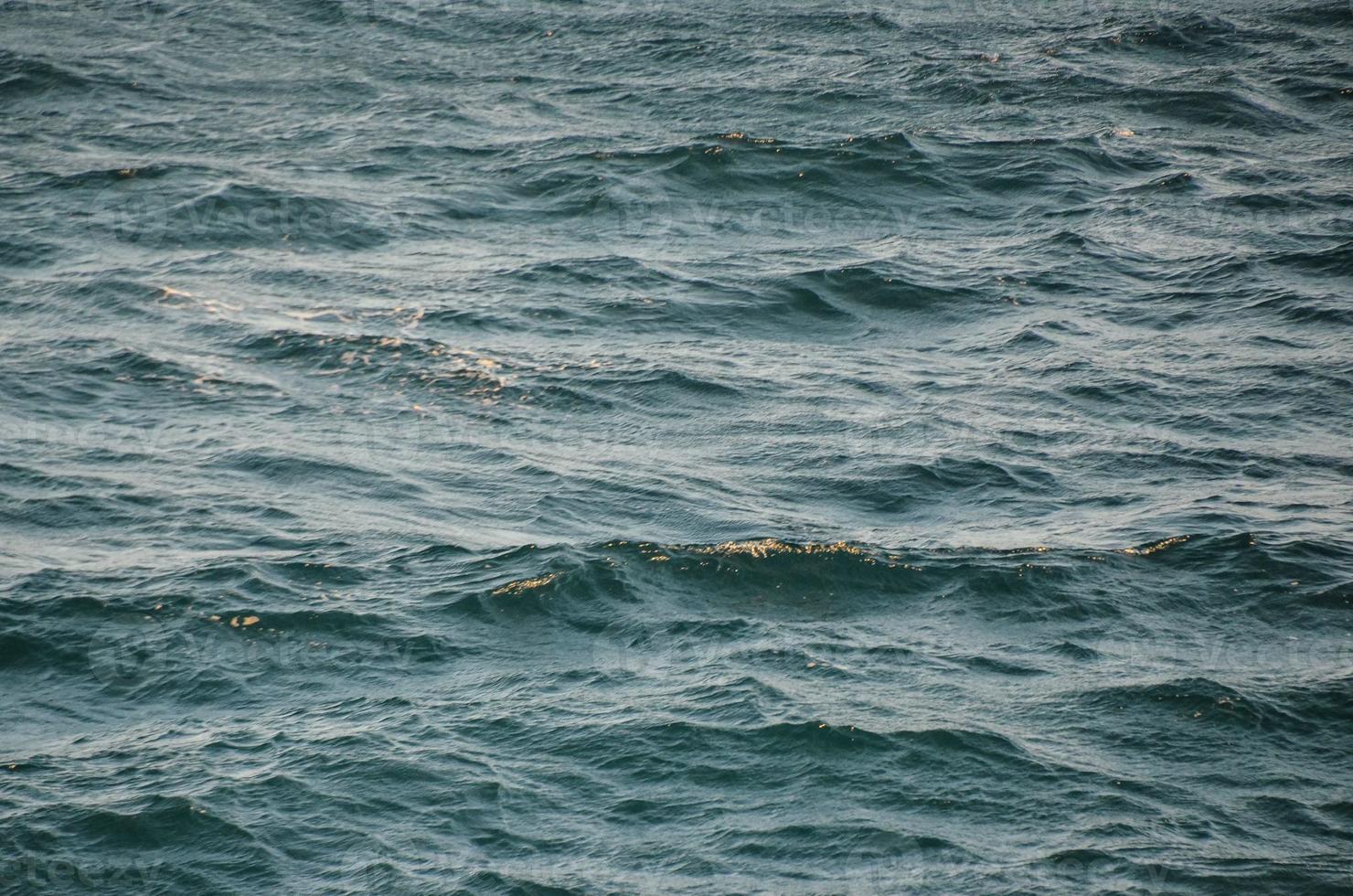 ondas dentro a oceano foto