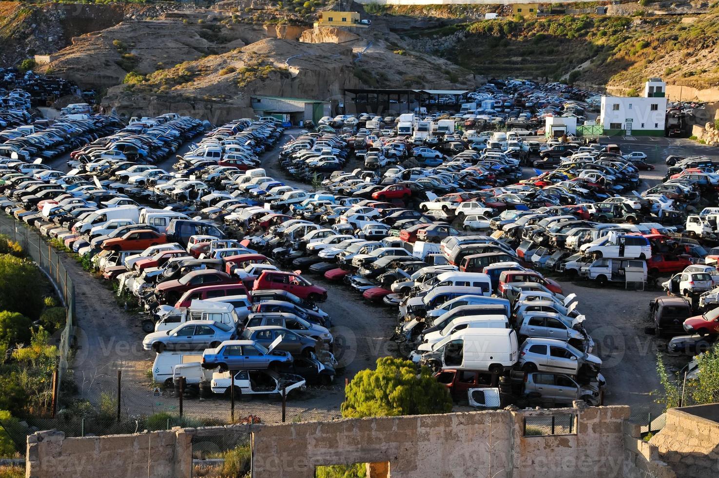 abandonado carros dentro a ferro-velho foto