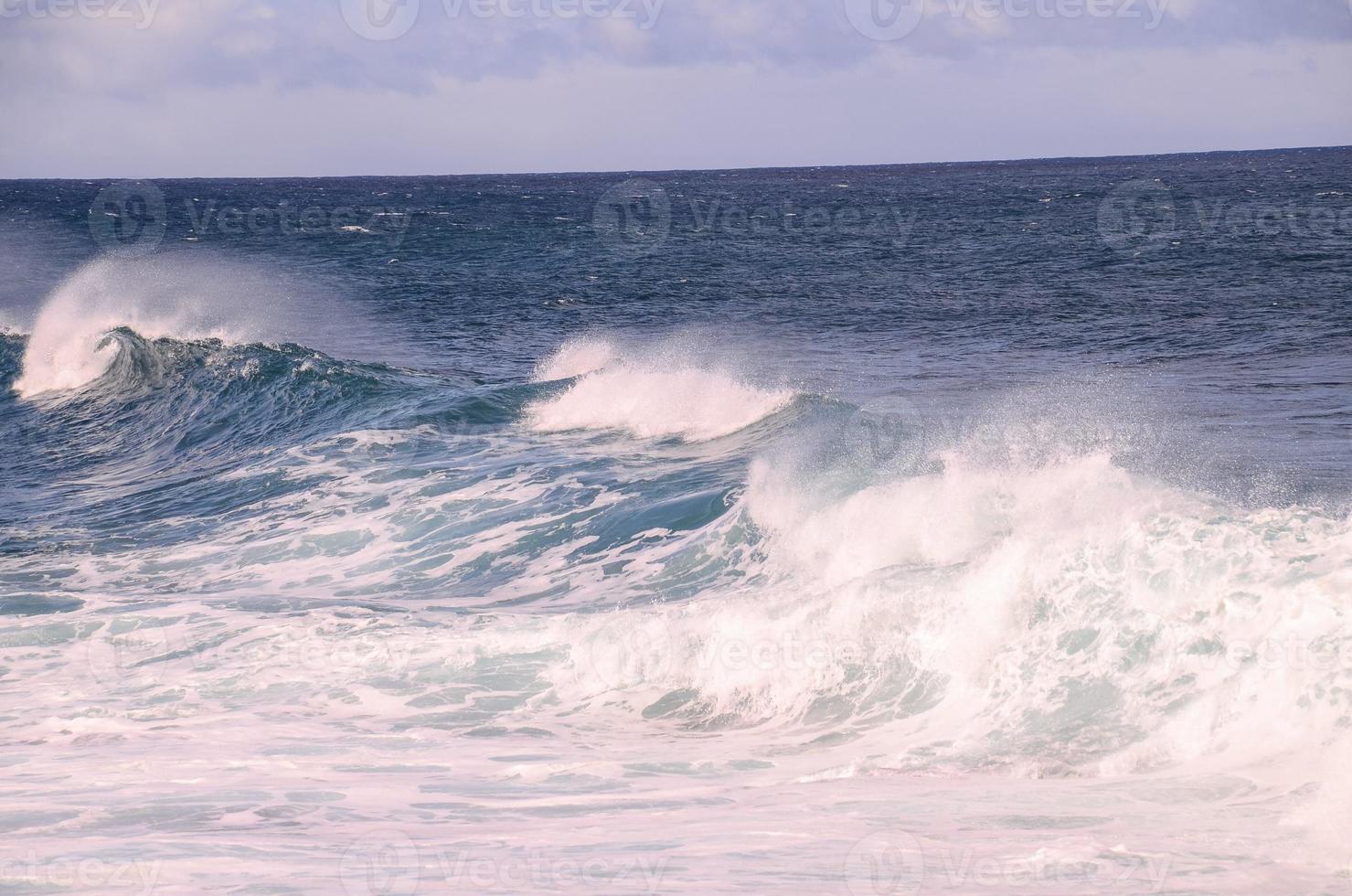 ondas dentro a oceano foto