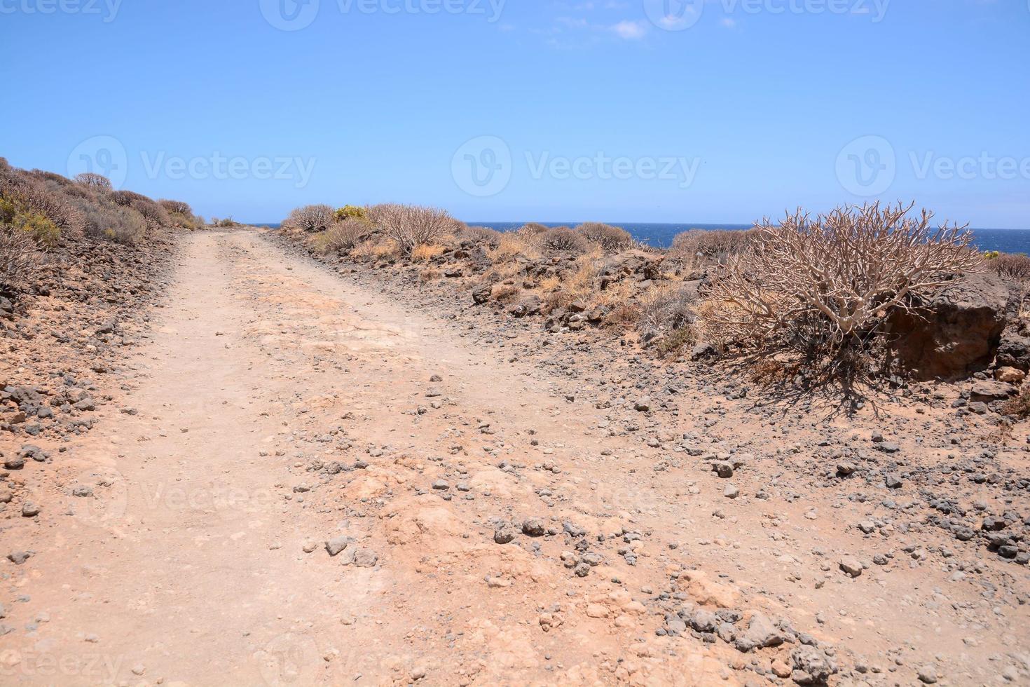 sujeira estrada de a mar foto