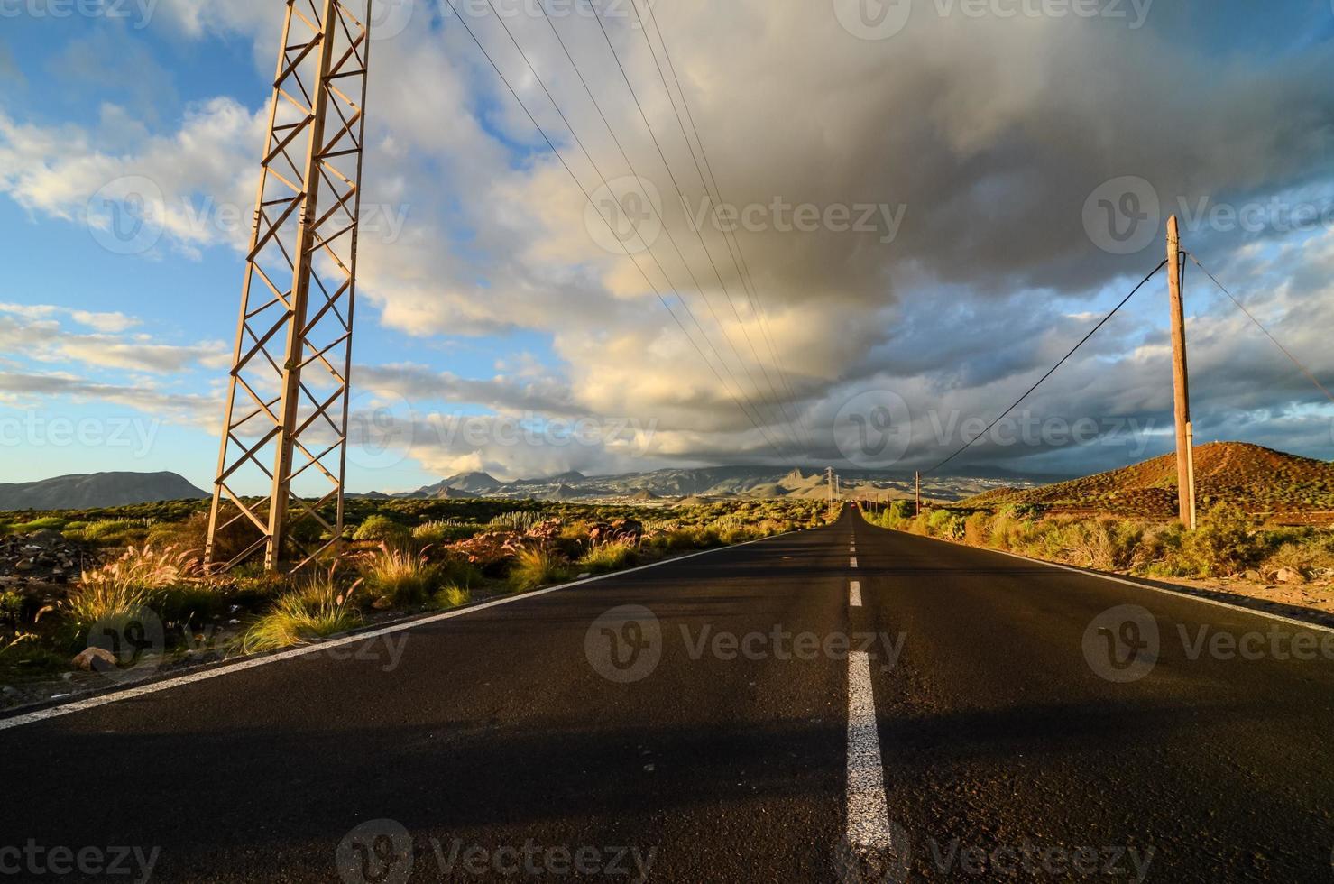 nuvens sobre a estrada foto