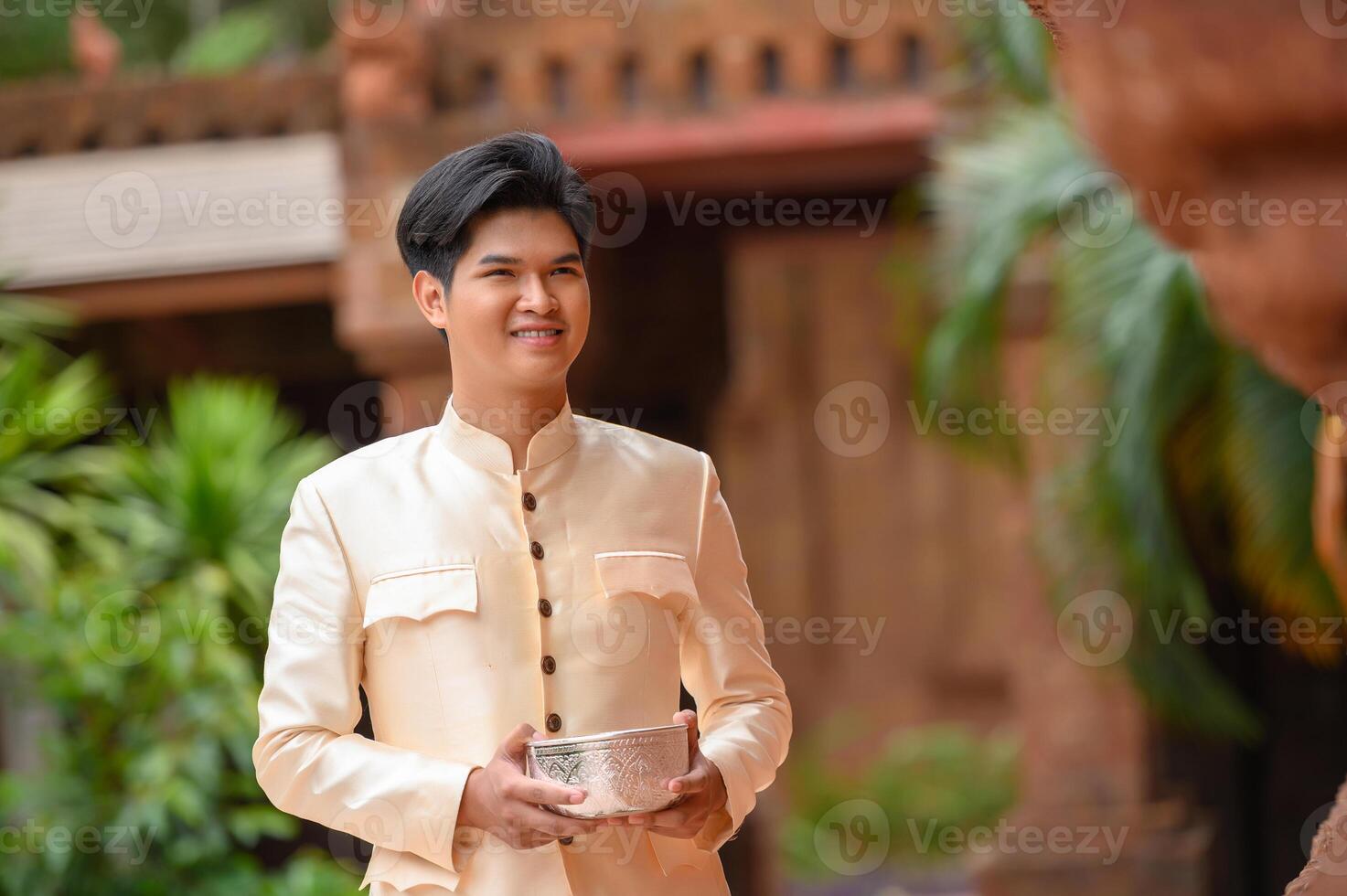 retrato homem bonito no festival songkran com tigela de água foto