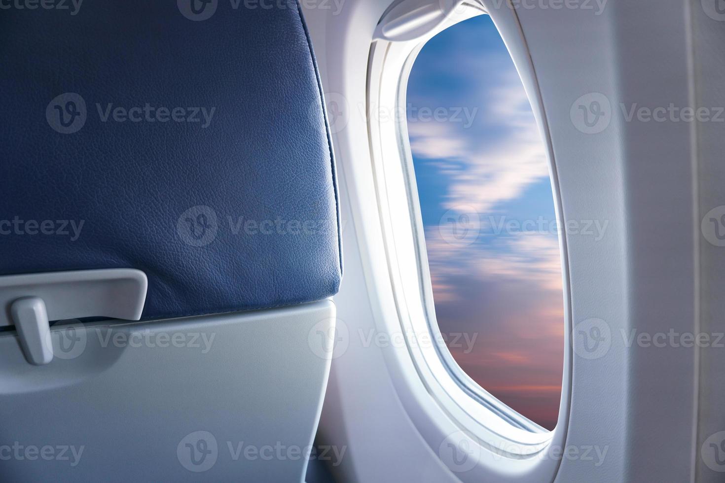 vista da janela do avião, ver o céu azul ou céu azul e nuvens da janela do avião foto