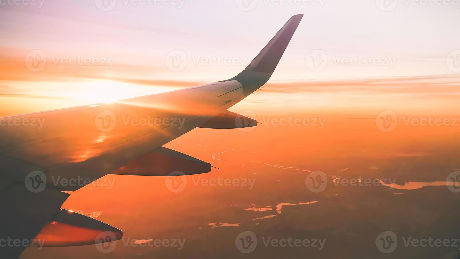 dentro avião voar Visão a partir de janela com deslumbrante pôr do sol fundo e cópia de colar fundo foto