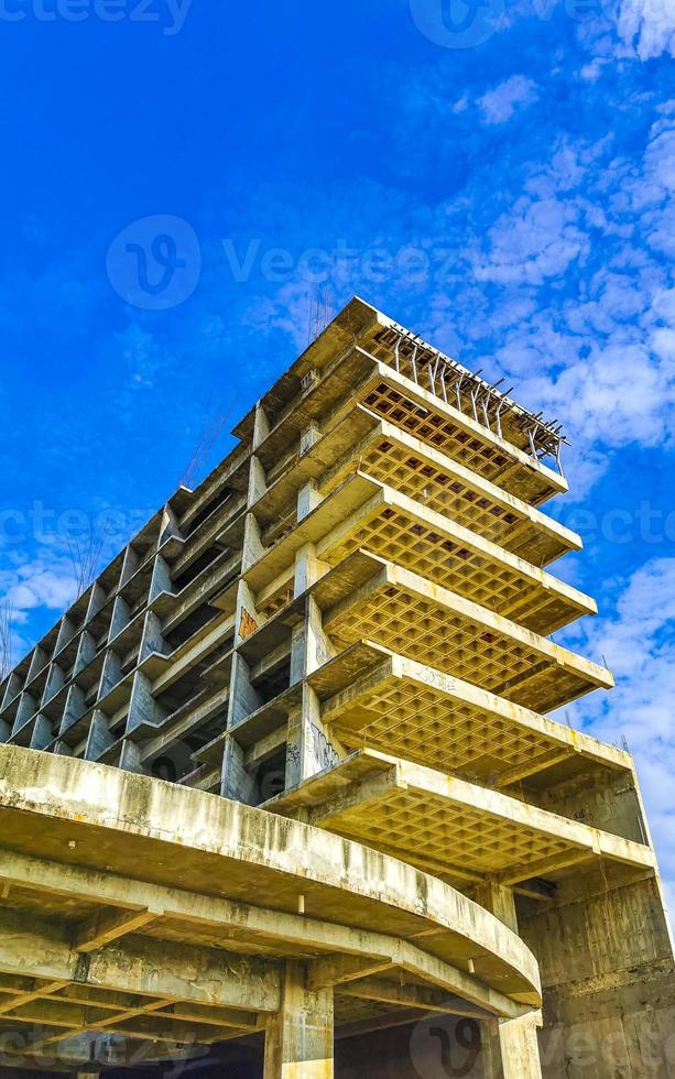 enorme construção gigantesca pare de construir ruínas em puerto escondido méxico. foto