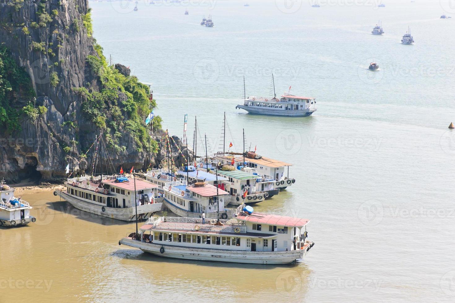 turista barcos dentro Halong baía, Vietnã foto