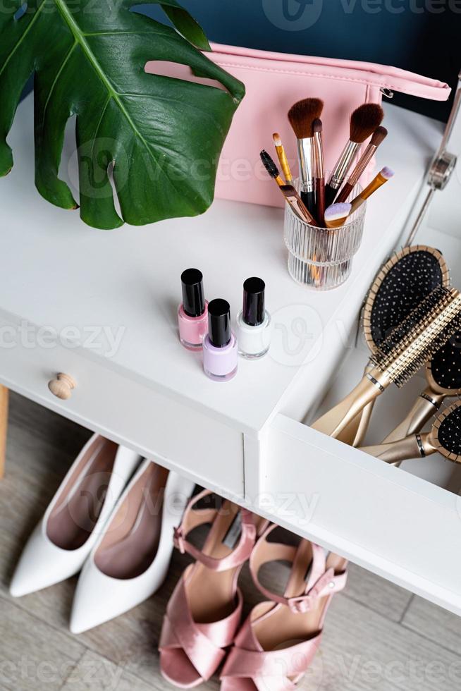 fechar-se do elegante Alto salto sapatos em pé debaixo feminino vestir mesa foto