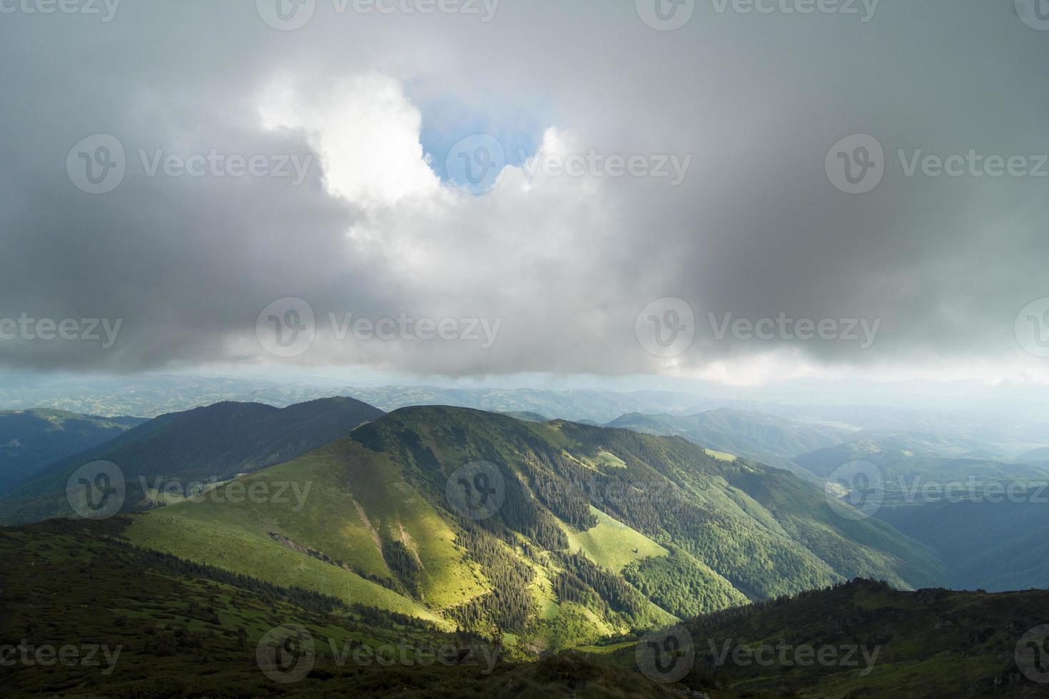 pesado nuvens acima montanha cume panorama foto