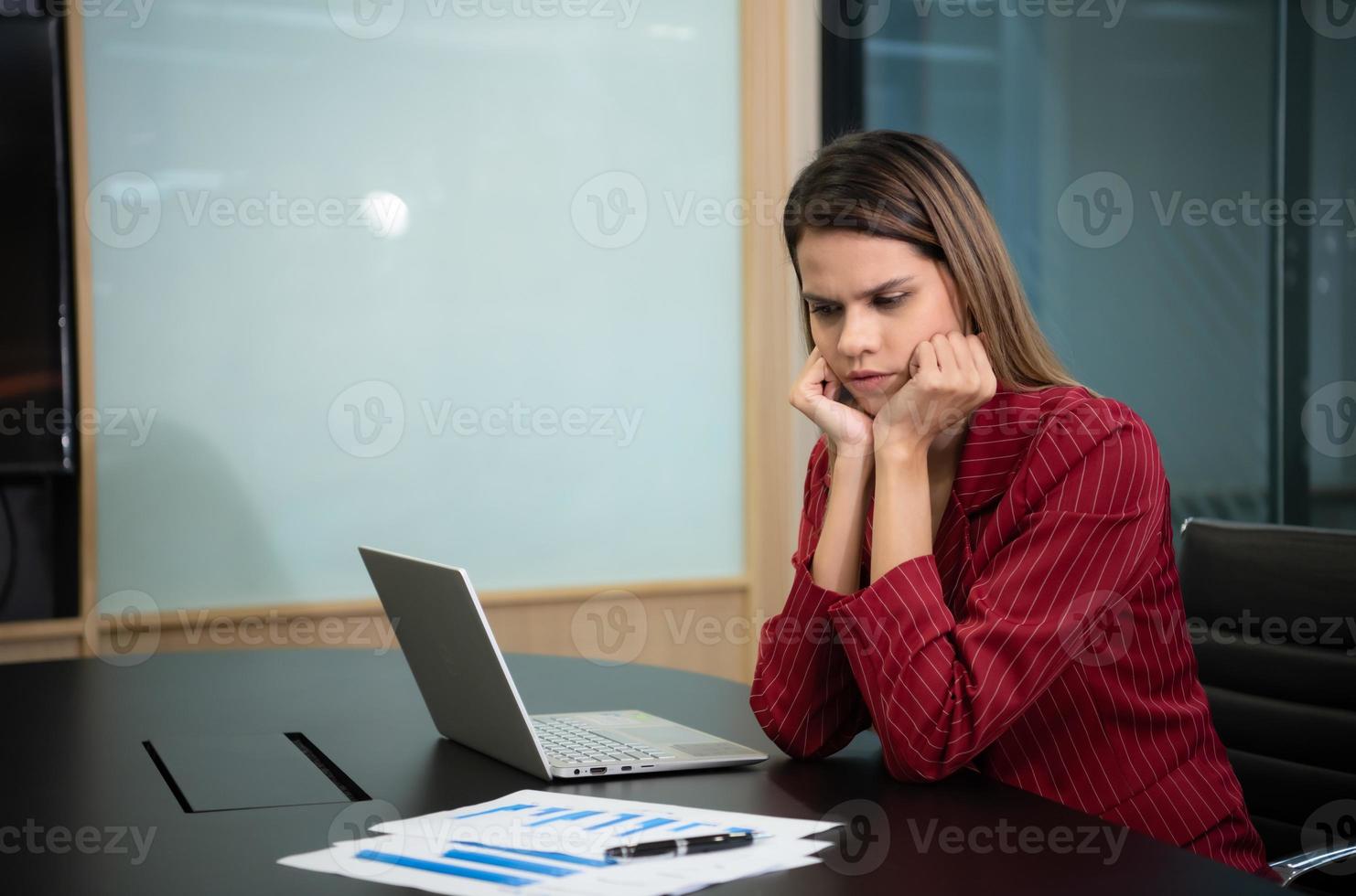 uma empresária dentro uma carmesim vestido preparar para presente trabalhos e Novo projetos para consideração para a gestão equipe. foto