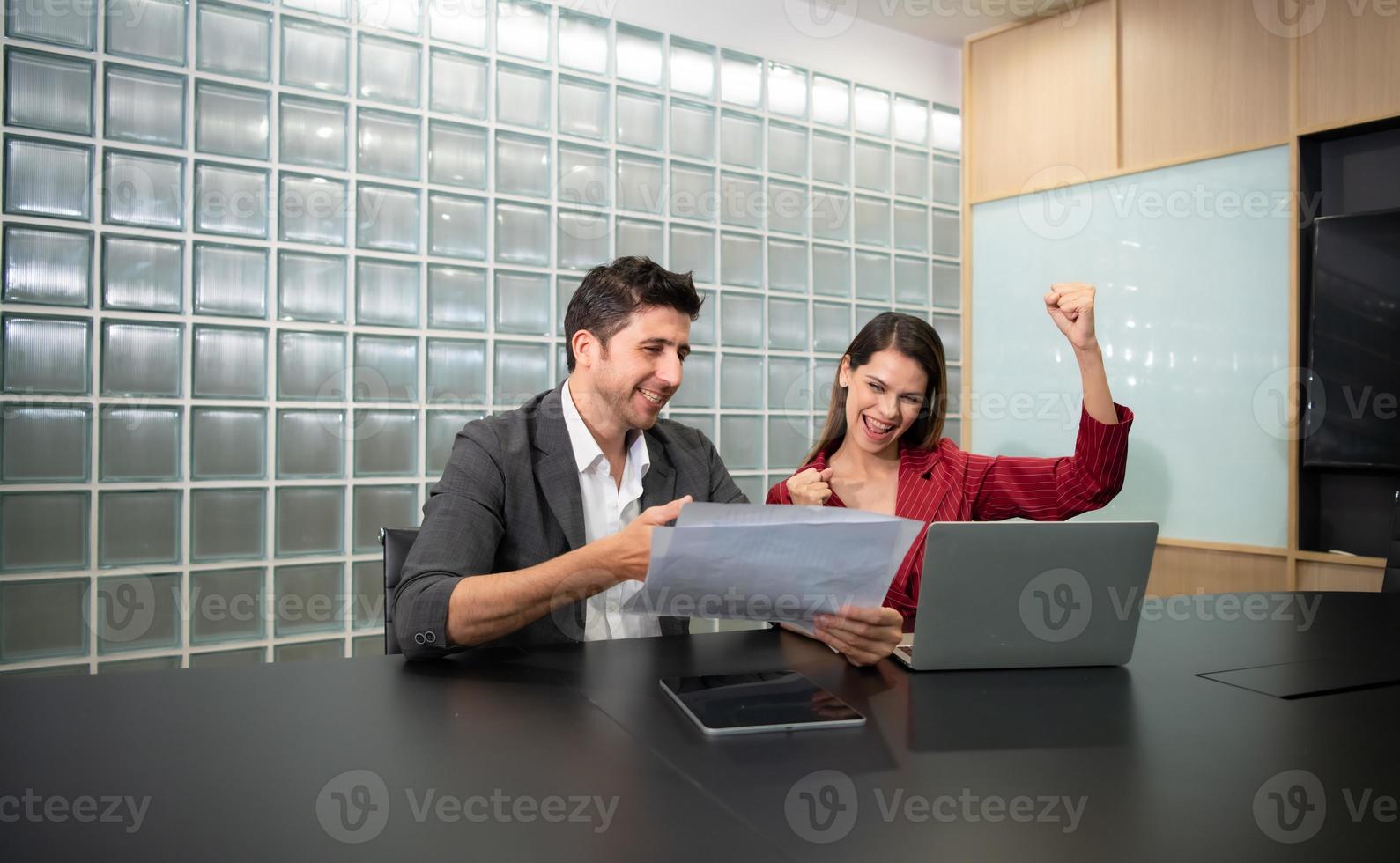 uma grupo do jovem empreendedores. é trocando Ideias com Novo trabalhos foto