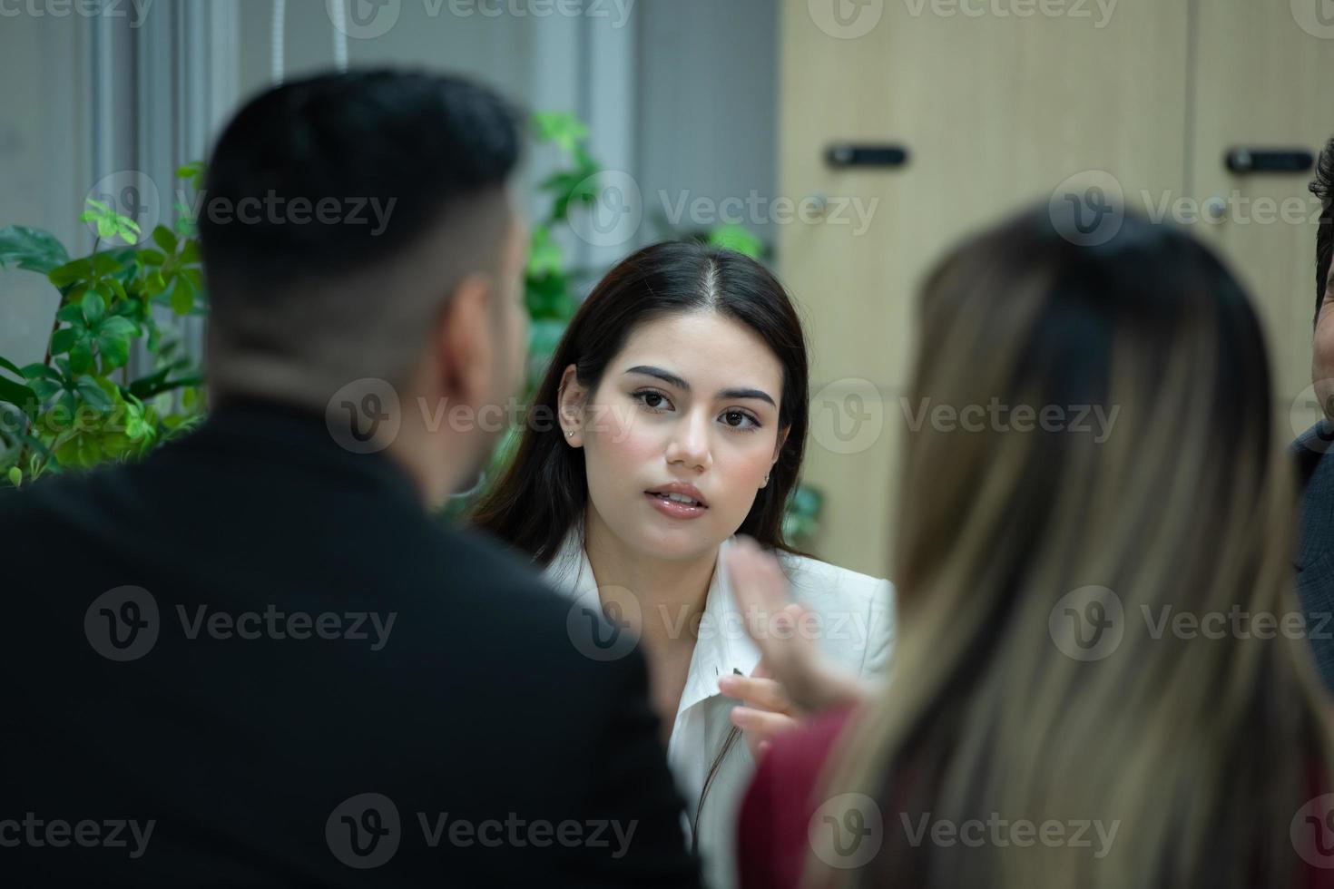 uma grupo do jovem empreendedores. encontro para troca opiniões e Reveja em formação para preparar para investindo dentro Novo ações relacionado foto