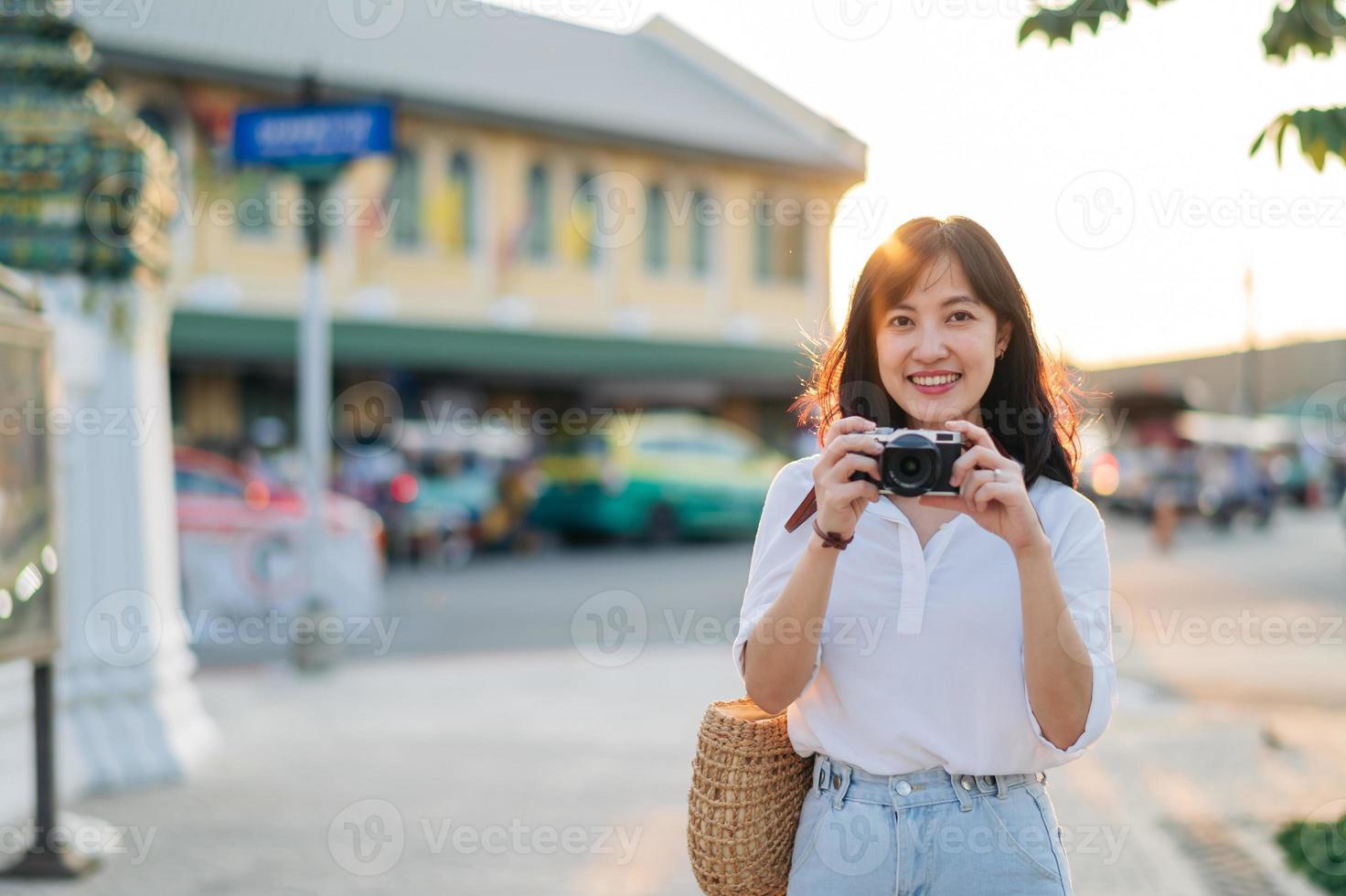 retrato do ásia mulher viajante usando Câmera às rua do Bangkok, tailândia. Ásia verão turismo período de férias conceito foto