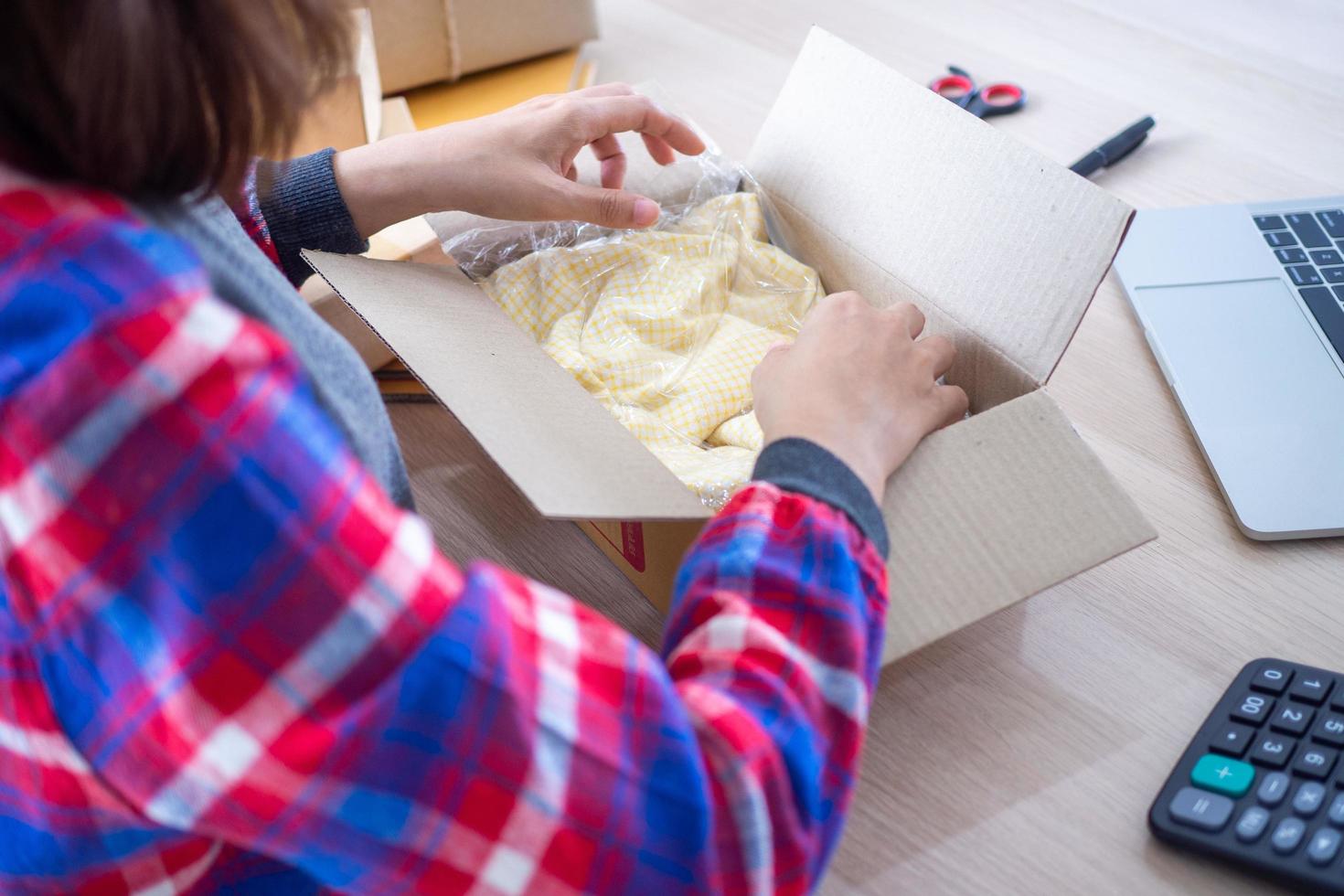 conectados vendedores pacote camisas dentro caixas para entregar produtos para compradores quem ordem em a local na rede Internet. pequeno o negócio foto