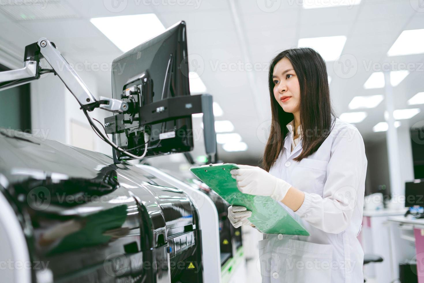 jovem cientista feminina observe os resultados do relatório do analisador de sangue de automação em laboratório médico foto