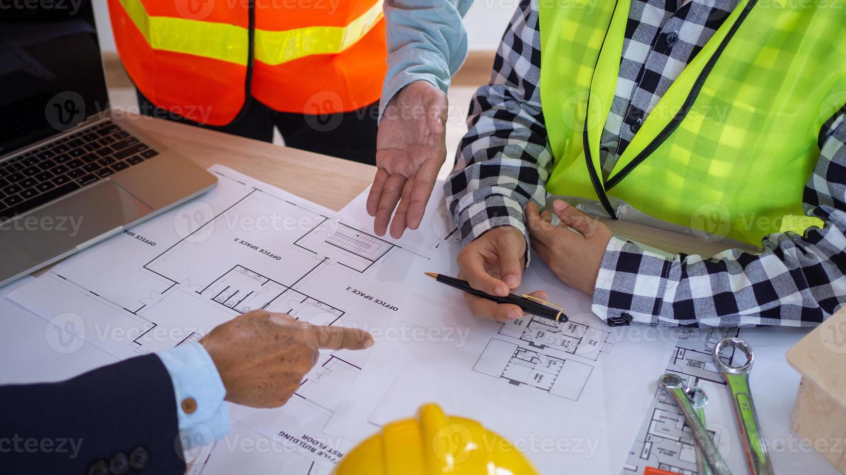 cenário do uma encontro entre a contratante e a proprietário do a construção projeto. renovar do a Novo construção estrutura foto