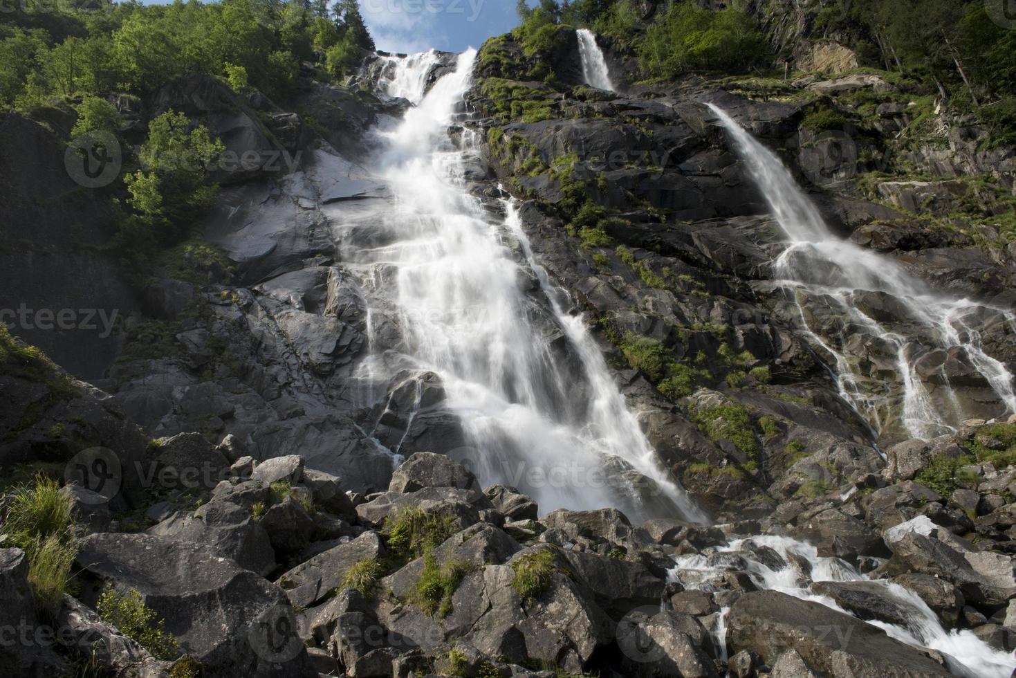 uma montanha cascata foto