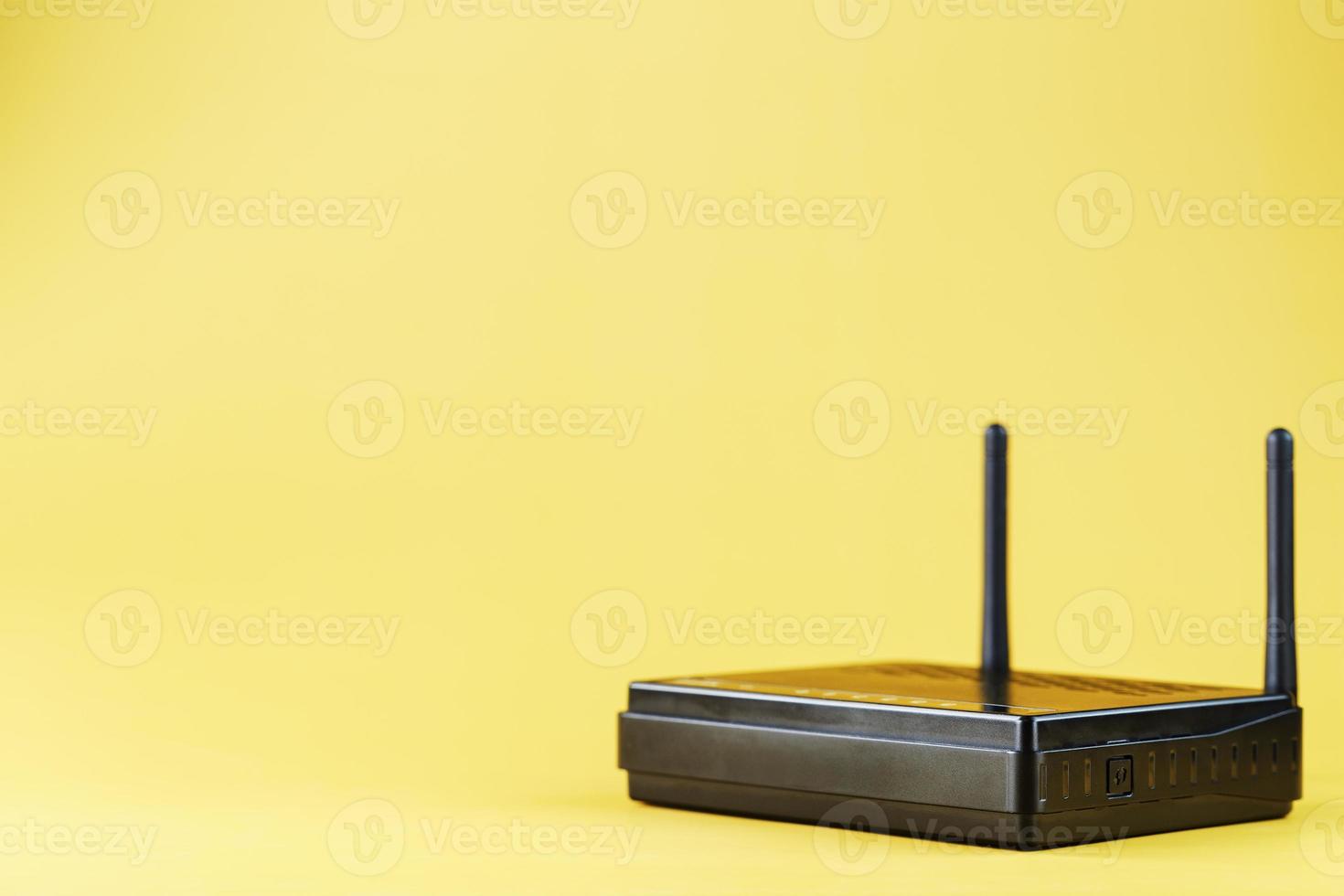 Preto Wi-fi roteador em uma amarelo fundo com livre espaço. foto