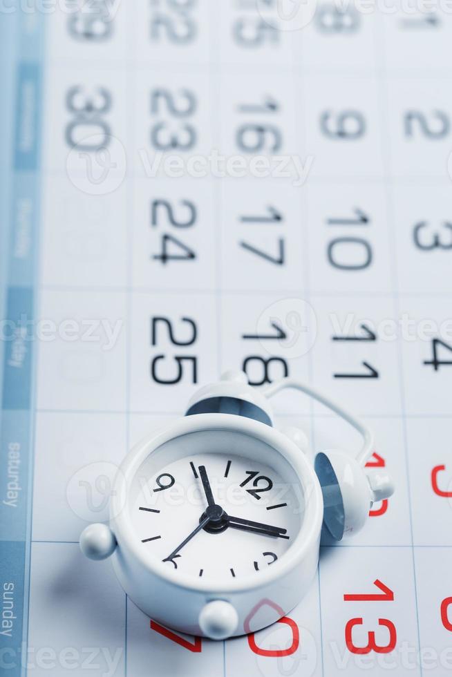 a branco alarme relógio é em a calendário com datas foto