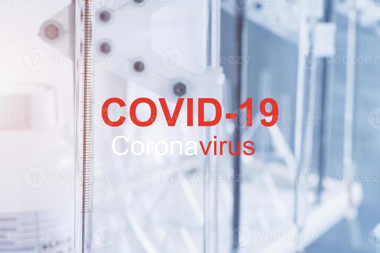 laboratório com equipamento para análise química, detecção e tratamento de infecção por coronavírus, rotulado como covid-19. foto