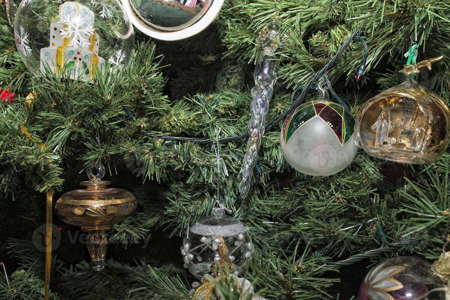 bola de natal na árvore de natal foto