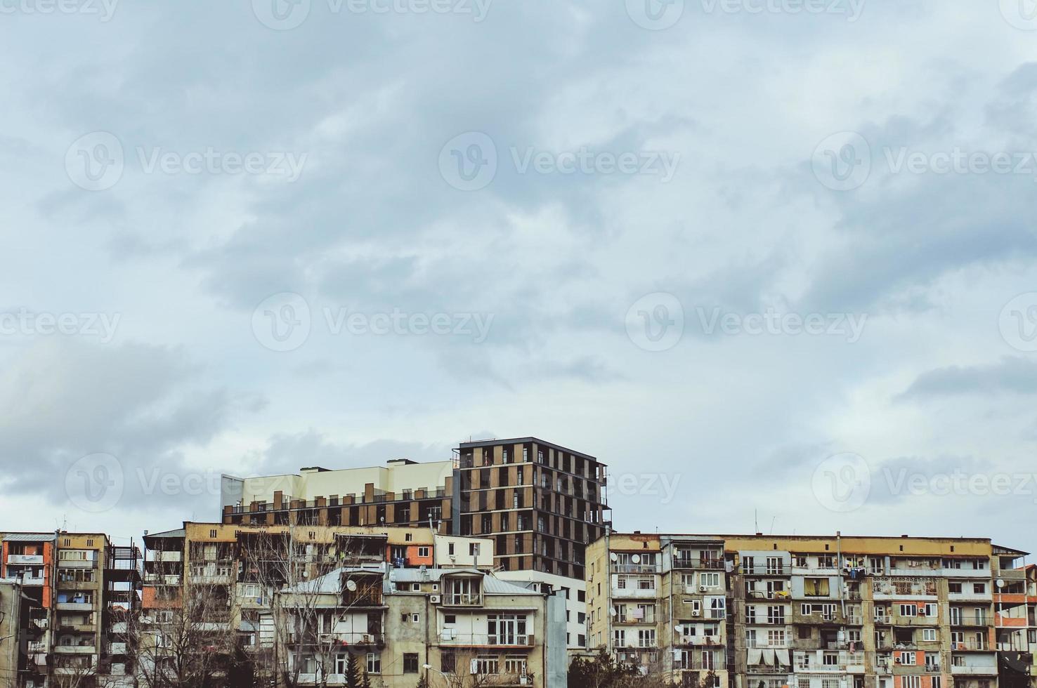 tarde paisagem urbana com edifícios e tormentoso nuvens. foto