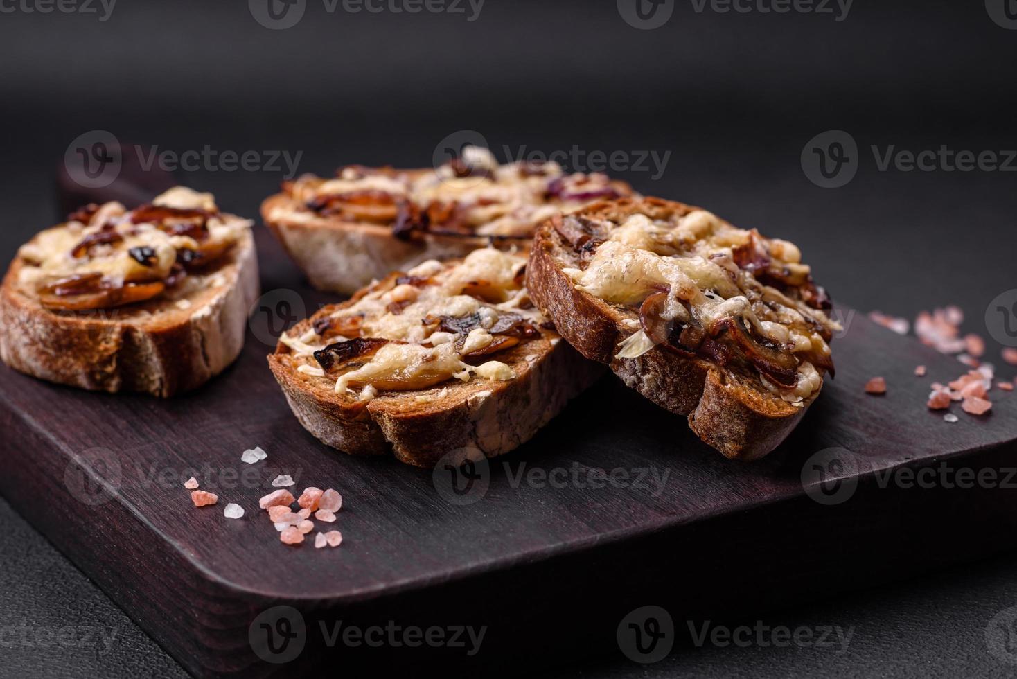 delicioso crocantes torrada ou Brusqueta com frito cebola, cogumelo cogumelos e queijo foto