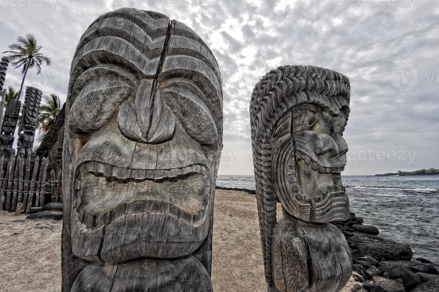 Havaí tiki de madeira estátua foto