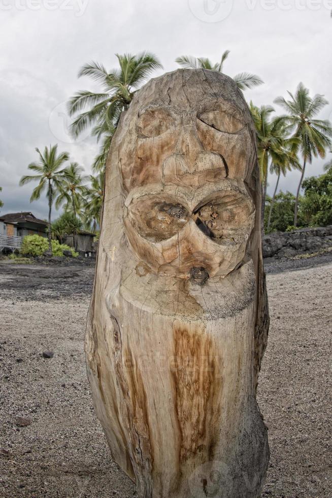 Havaí tiki de madeira estátua foto