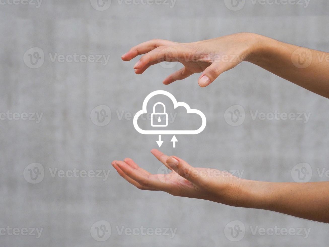 garotas mão mostrando nuvem lá é uma chave trava dentro a sistema para seguro a dados. foto