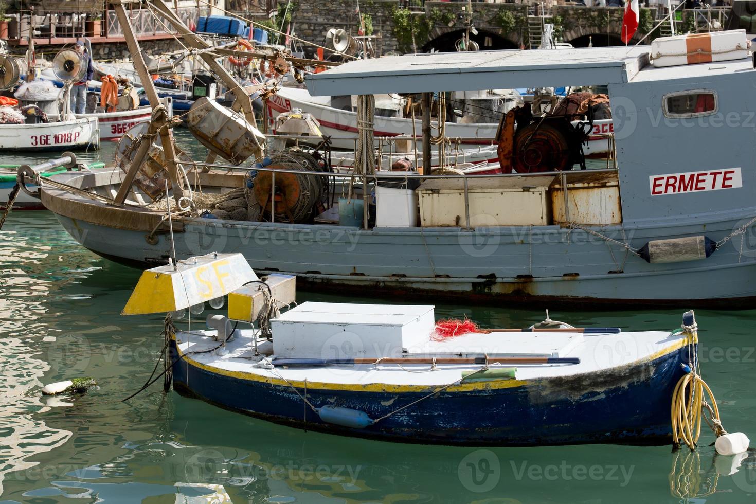 barco para pescaria de luz de lâmpada dentro Mediterrâneo amarração às a Porto foto