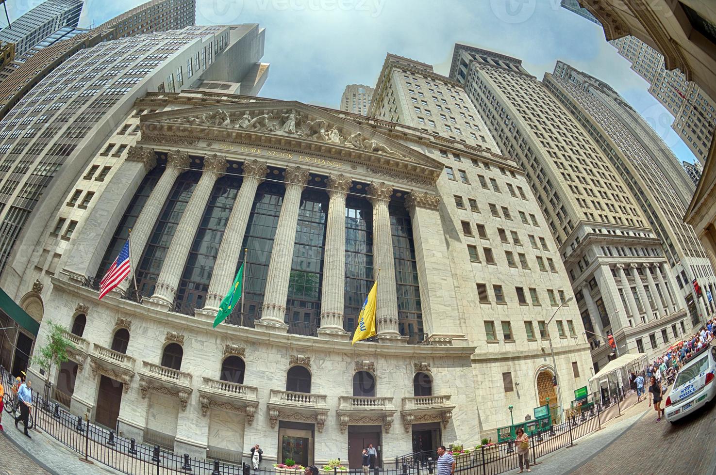 nova york - eua - 11 de junho de 2015 wall street lotada de pessoas foto