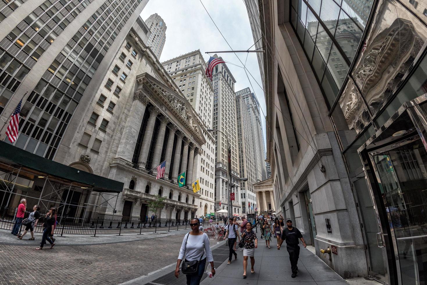 nova york - eua - 11 de junho de 2015 wall street lotada de pessoas foto