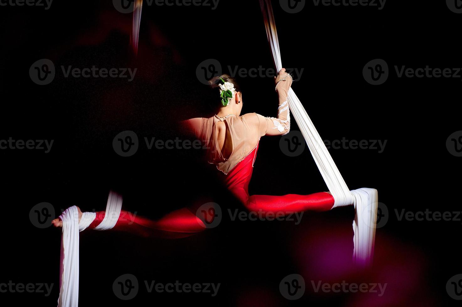 uma circo trapézio artista isolado Preto e branco foto