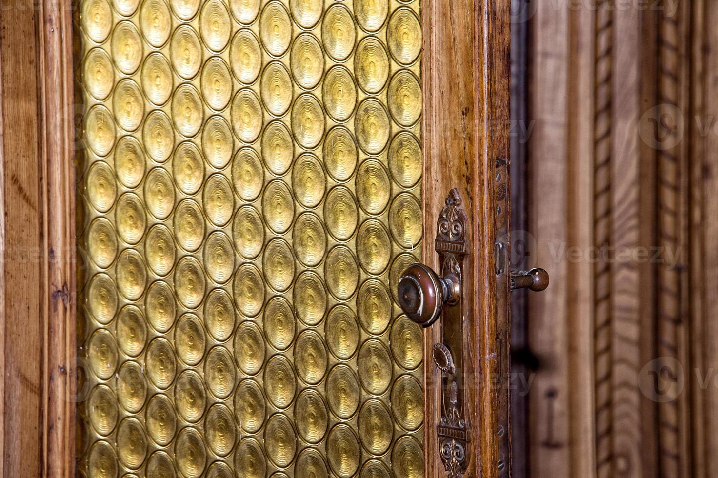 detalhe da porta de vidro amarelo do castelo medieval foto