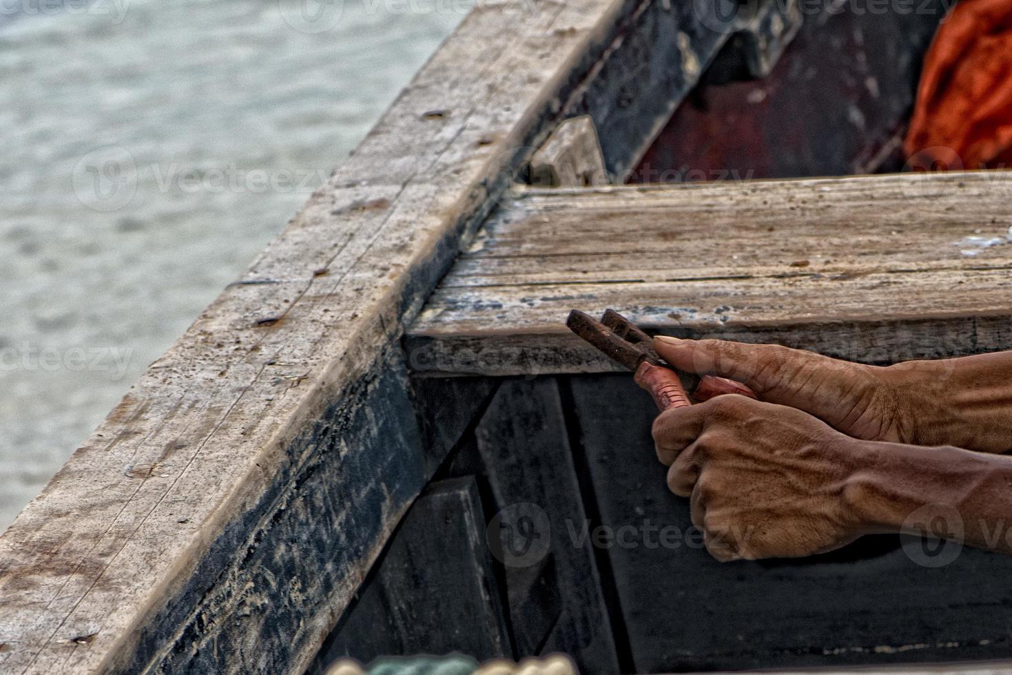 velho ásia masculino pescador mãos foto