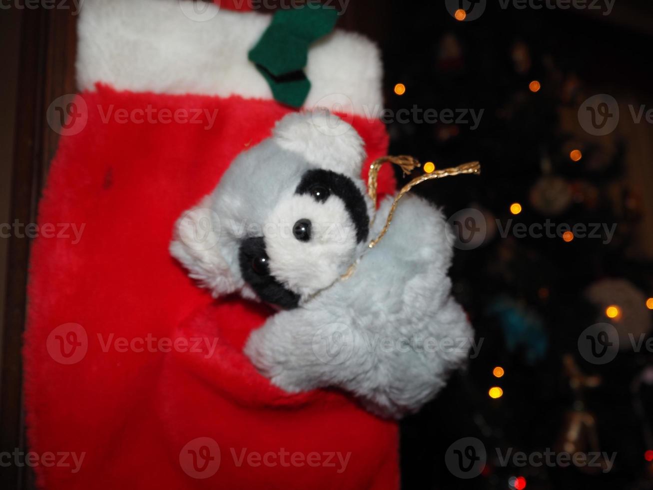 bola de natal de vidro feita à mão no detalhe da árvore de natal luzes desfocadas foto